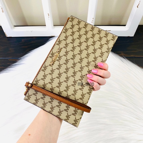 Michael Kors Handbags - MK Jet Set Item Large Zip Clutch Wristlet